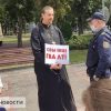 «Спынiце гвалт». В центре Гомеля на одиночный пикет вышел священник — фото, видео
