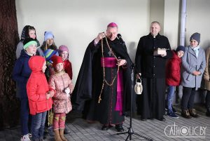 Дзеці ў Мінску маліліся Ружанец з біскупам Касабуцкім. Арцыбіскуп Кандрусевіч духоўна яднаўся з імі з Рыма