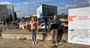 Вернікі з царквы “Сям’я Бож’я” правялі вулічнае маленне за Беларусь