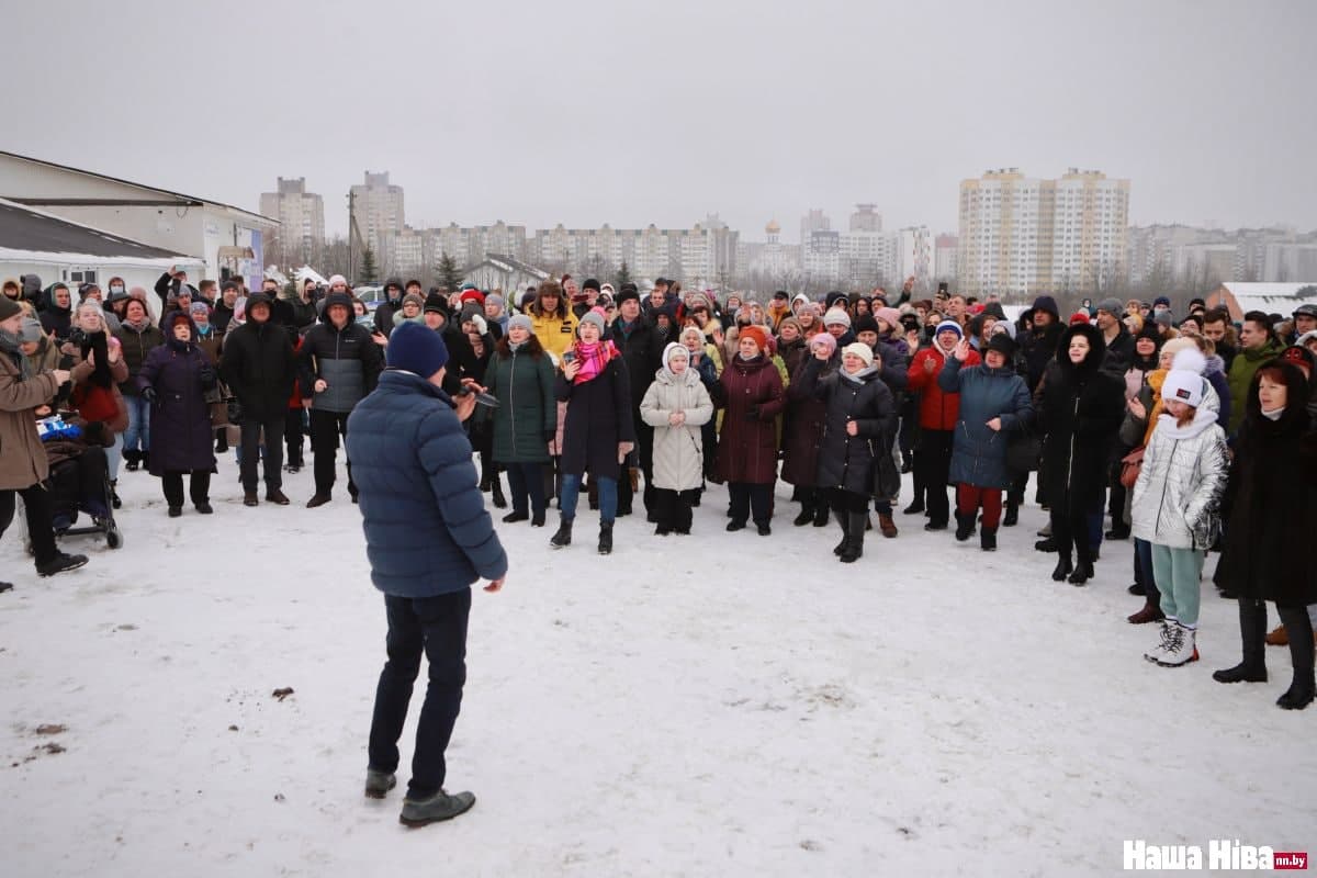 «Мы — церковь без стен». Прихожане, оставшиеся без здания, провели службу на улице