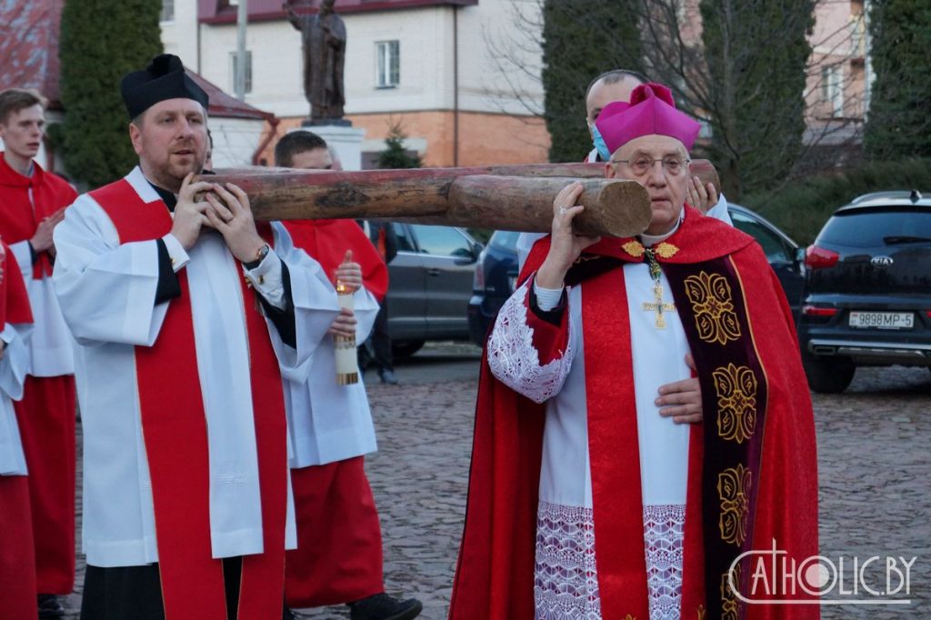 Арцыбіскуп Кандрусевіч: Сёння наша Бацькаўшчына перажывае сваю Вялікую пятніцу