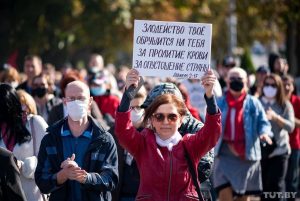 «Злодейство твоё обрушится на тебя». Гісторыя валанцёркі, якая выходзіла на акцыі з цытатамі з Бібліі