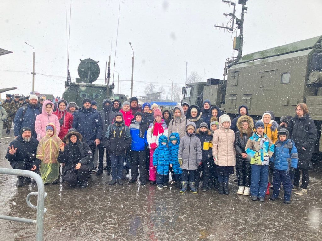 Православных «орлят» привлекли и на празднование 105-летия белорусской армии на «Линии Сталина»