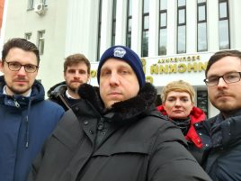 Европейские дипломаты пришли поддержать политзаключенного католического верующего Владислава Белодеда к зданию суда