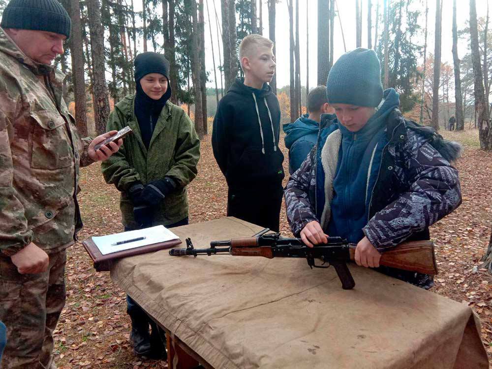 Вместе с Евангелием – автомат: православные священники учат детей воевать