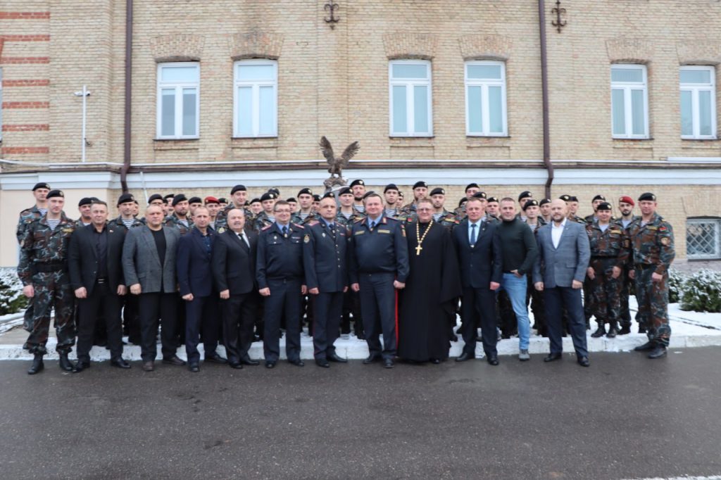 Православный священник отпраздновал День образования ОМОН вместе с милиционерами, которые руководят репрессиями