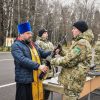 Православный священник торжественно вручил оружие новобранцам внутренних войск