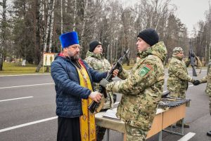 Православный священник торжественно вручил оружие новобранцам внутренних войск