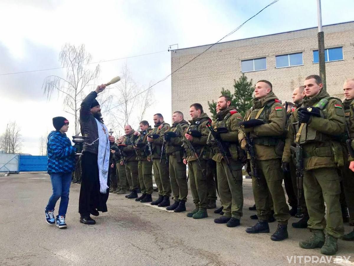 Черный берет для сына священника: батюшка принял участие в мероприятии витебского ОМОНа