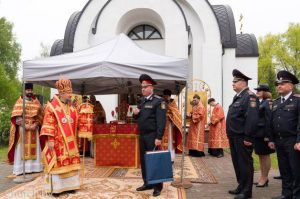Митрополит Вениамин провел Литургию в храме при учебном центре МВД