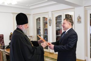 Иерарх БПЦ регулярно награждает представителей режима «за труды во славу Церкви»