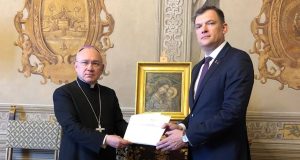 Юрый Амбразевіч уручыў копіі даверчых грамат у Ватыкане