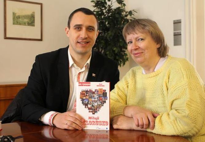 Святлана Вранава разам з Паўлам Севярынцам, трымаюць пераклад Святланы на чэскую мову "Люблю Беларусь", 2014