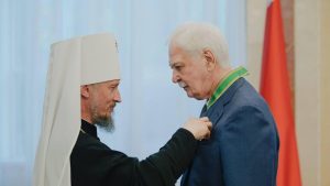 В честь Дня России митрополит Вениамин наградил российского посла почетным орденом