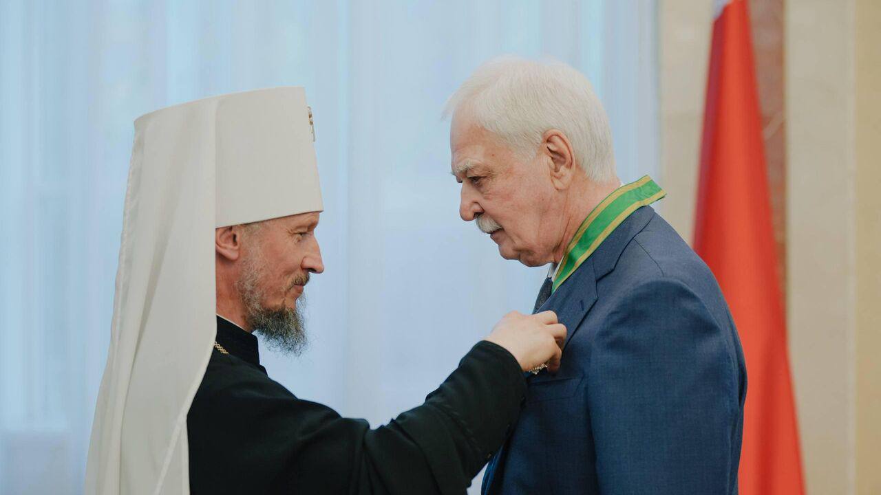 В честь Дня России митрополит Вениамин наградил российского посла почетным орденом