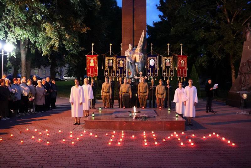 В Новогрудке совместили панихиду в храме с патриотическим митингом