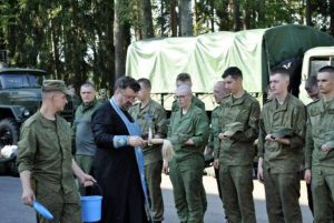 Священник освятил военную технику и благословил солдат перед учениями