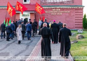 Под коммунистическими флагами епископы РКЦ и БПЦ участвовали в акции против Польши в Березе