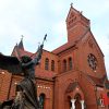 Фота з інтэрнэту ўзрушылі вернікаў Чырвонага касцёла — яны кінуліся ратаваць пакінутыя ў храме рэчы. Новы пробашч пракаментаваў сітуацыю
