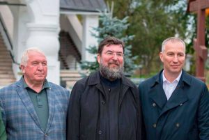 Епископ с делегацией встретился с пропутинскими политиками и посетил скандальный храм в Подмосковье