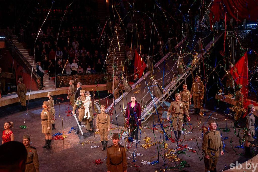 Россияне привезли в гомельский цирк «Парад Великой Победы» — зрителями стали военные и дети священников