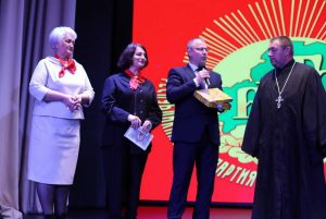 Депутаты в пионерских галстуках подарили священнику икону