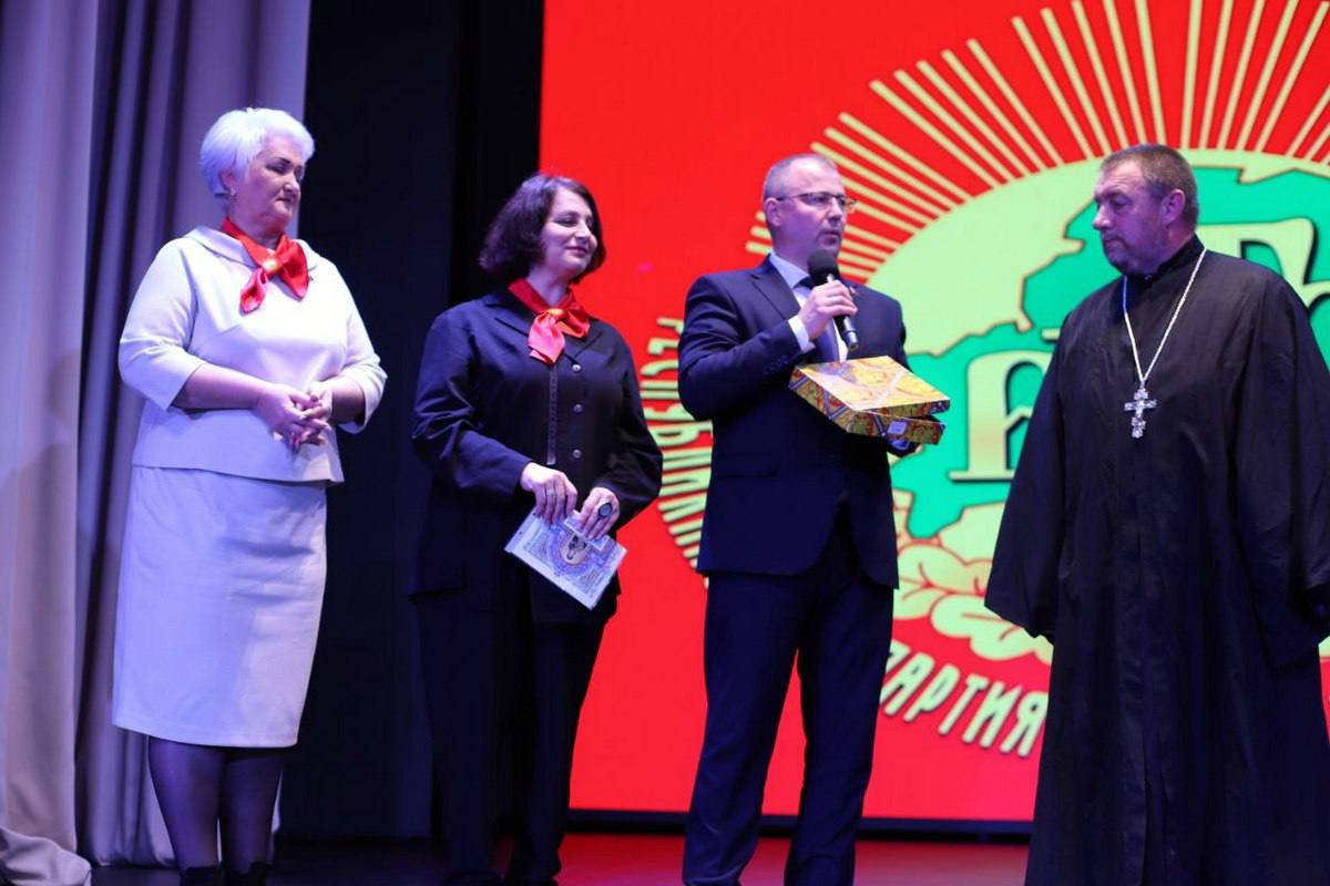 Депутаты в пионерских галстуках подарили священнику икону