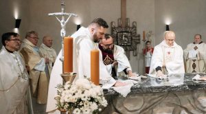 Одним из спонсоров строительства костёла, освящённого в Барановичах, стал скандальный бизнесмен Александр Зайцев