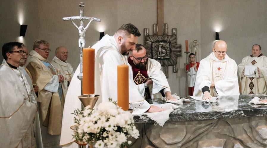 Одним из спонсоров строительства костёла, освящённого в Барановичах, стал скандальный бизнесмен Александр Зайцев