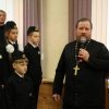 Священник благословил школьников перед посвящением в патриотический класс
