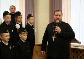 Священник благословил школьников перед посвящением в патриотический класс