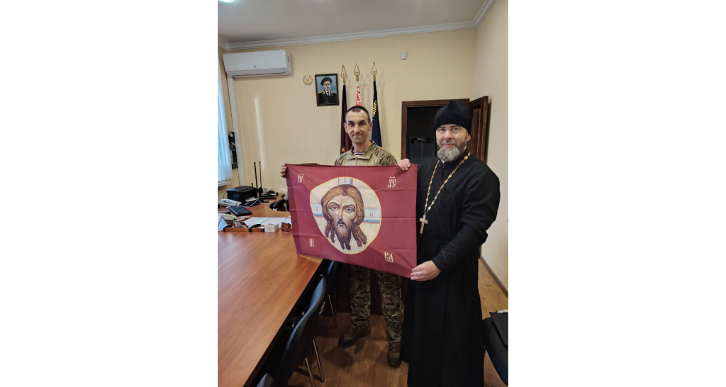 Священник подарил спецназовцам знамя «Спас Нерукотворный» и обсудил с ними дальнейшие сотрудничество