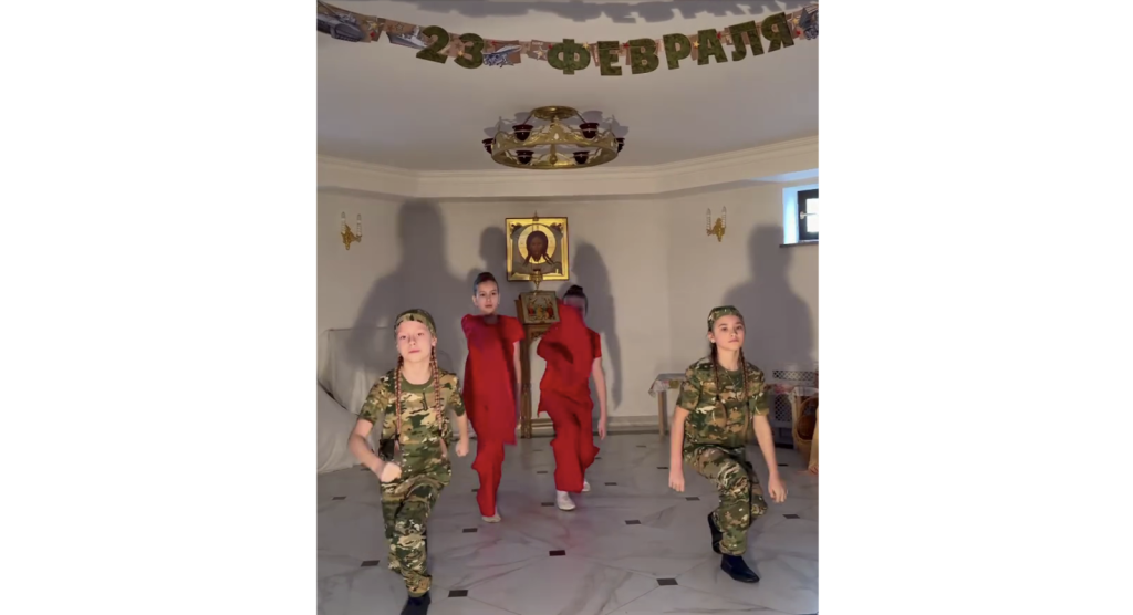 В бобруйском храме к предстоящему Дню защитника Отечества организовали милитаристские представления с участием детей