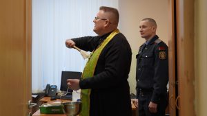 Священник поблагодарил силовиков «за защиту правопорядка и спокойствия граждан»