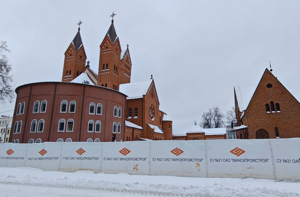 БЕЛАРУСЬ: Ежедневные молитвы о «скорейшей и честной реставрации» Красного костела