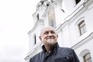 Пинчанин вырос в семье коммуниста, закончил факультет радиофизики, а стал священником-диссидентом