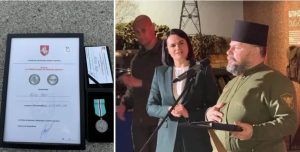 Лідарка дэмсіл Беларусі ўзнагародзіла чарнігаўскага святара медалём з металу падбітага расійскага танка