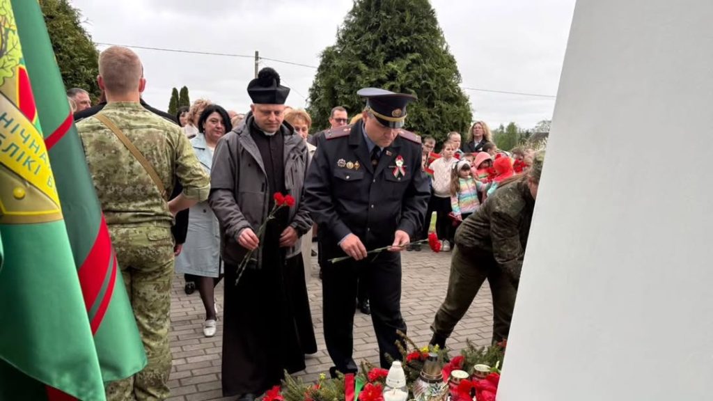Па просьбе Румака ў касцёлах Беларусі «ўшаноўваюць памяць загінуўшых у войнах», а Мітрапаліта Станеўскага не было на ўскладанні кветак