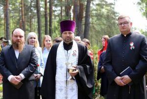 В Лепеле ксендз участвовал в траурной церемонии с бутоньеркой на сутане
