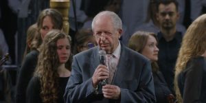 Заключительную молитву в Чижовка-Арене произнес пастор Иосиф Рачковский. Он тоже поблагодарил “президента”, но по-своему