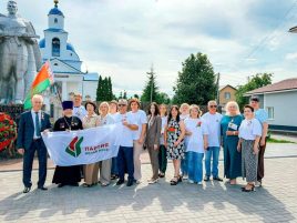 Священник сфотографировался с флагом партии «Белая Русь»