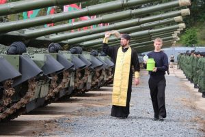 Православные священники освятили новую партию танков для беларусской армии
