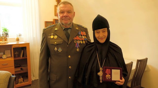 «На нашей общей границе Ваша деятельность приносит неоценимую пользу»: российские ветераны наградили беларусскую игуменью
