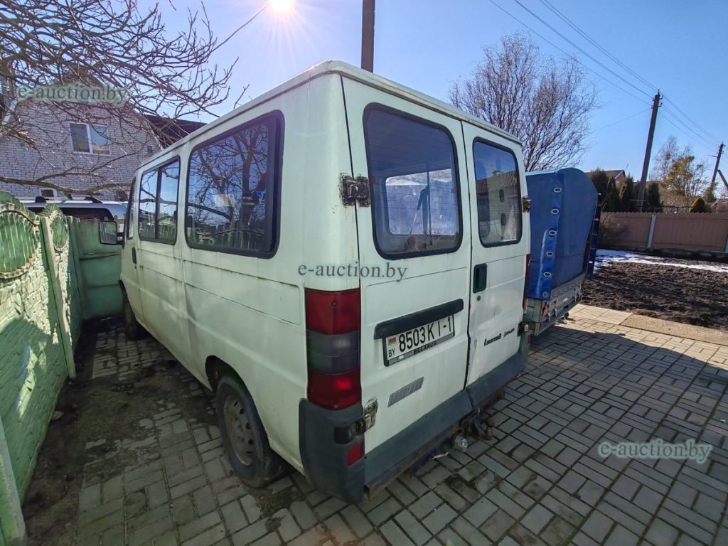 В Беларуси продали микроавтобус, принадлежащий, вероятно, репрессированному церковному зодчему